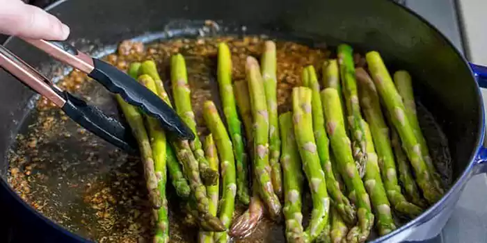 Garlic Butter Chicken Thighs with Asparagus 4
